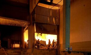 Bombeiros trabalharam em tres frentes para impedir que as chamas atingissem outros ambientes da fabrica corpo de bombeiros divulgacao