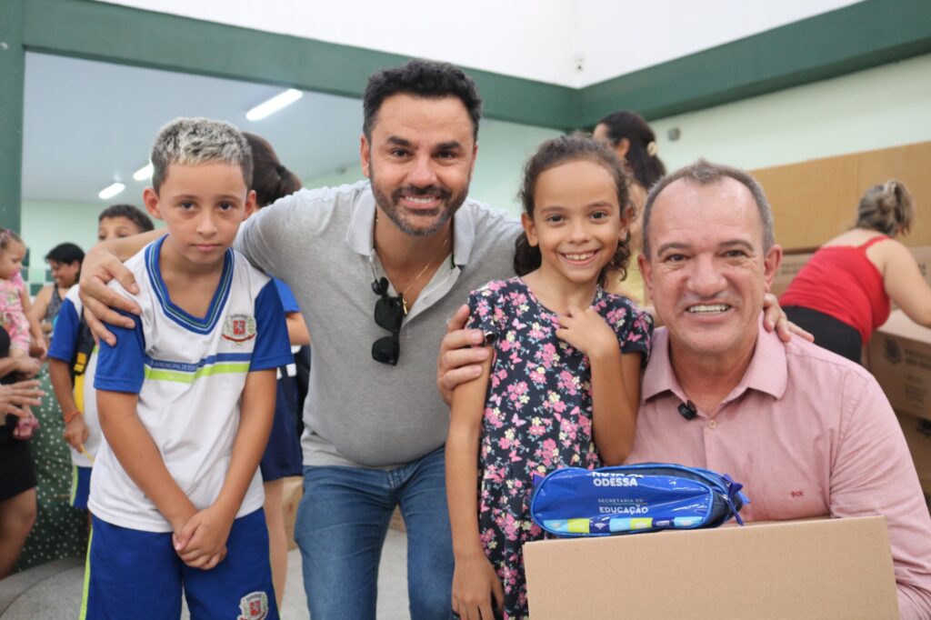 Entregas kits material escolar educação pmno 2025 diversas (8)