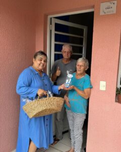 Entrega ovos de páscoa fundo social na vila melhor idade (3) (1)