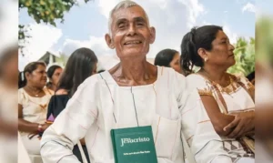 546480122 idoso com biblia em sua lingua