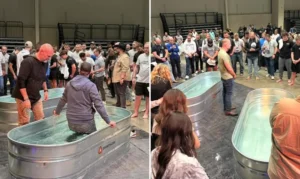 2793485732 os batismos foram improvisados no salao do evento