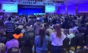 1682748879 os estudantes aceitaram jesus durante um culto evangelistico no campus