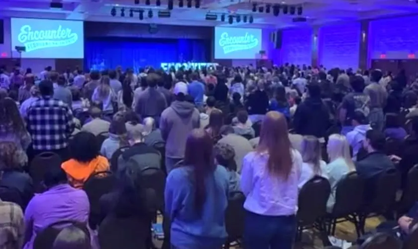 1682748879 os estudantes aceitaram jesus durante um culto evangelistico no campus